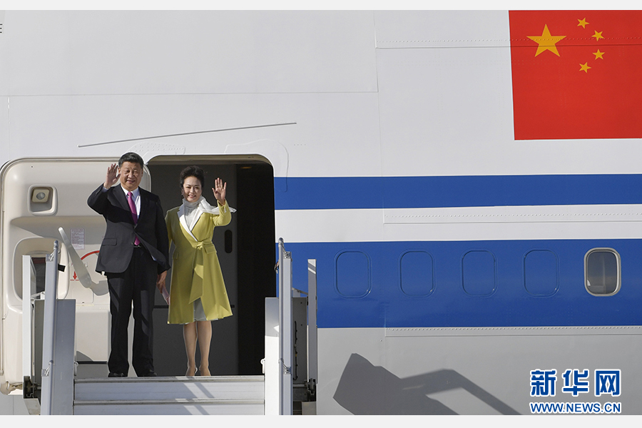當?shù)貢r間11月17日，國家主席習近平乘專機抵達基多，開始對厄瓜多爾共和國進行國事訪問。這是習近平與夫人彭麗媛向歡迎人群揮手致意。新華社記者 王曄 攝 