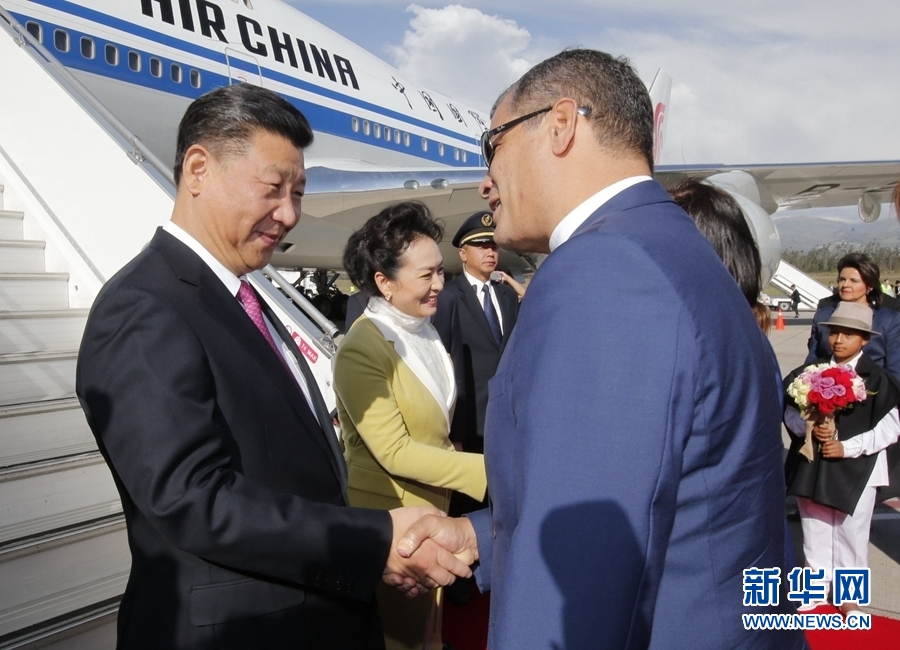 當?shù)貢r間11月17日，國家主席習近平乘專機抵達基多，開始對厄瓜多爾共和國進行國事訪問。厄瓜多爾總統(tǒng)科雷亞和夫人馬勒布等在舷梯旁熱情迎接習近平和夫人彭麗媛。新華社記者 鞠鵬 攝