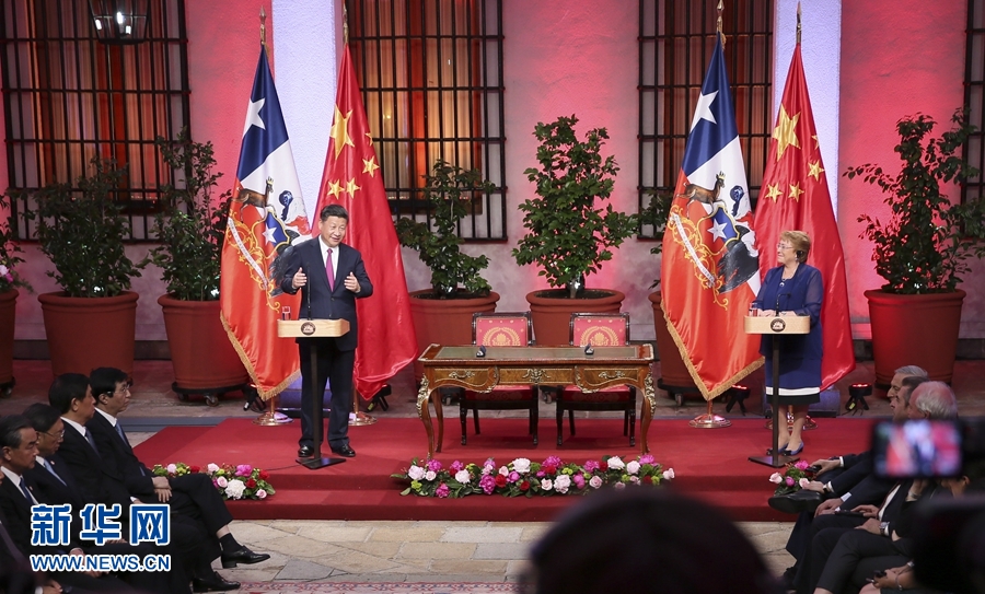 11月22日，國家主席習(xí)近平在圣地亞哥同智利總統(tǒng)巴切萊特舉行會(huì)談。這是會(huì)談后，兩國元首共同會(huì)見記者。 新華社記者 蘭紅光 攝