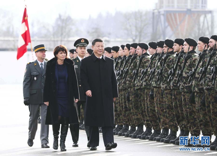 1月15日，國(guó)家主席習(xí)近平乘專機(jī)抵達(dá)蘇黎世，開始對(duì)瑞士聯(lián)邦進(jìn)行國(guó)事訪問。 這是習(xí)近平在瑞士聯(lián)邦主席洛伊特哈德陪同下檢閱儀仗隊(duì)。新華社記者 蘭紅光 攝