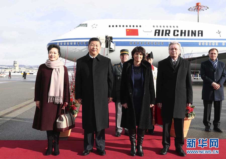 1月15日，國(guó)家主席習(xí)近平乘專機(jī)抵達(dá)蘇黎世，開始對(duì)瑞士聯(lián)邦進(jìn)行國(guó)事訪問。這是瑞士聯(lián)邦主席洛伊特哈德在機(jī)場(chǎng)為習(xí)近平和夫人彭麗媛舉行隆重歡迎儀式。 新華社記者 蘭紅光 攝