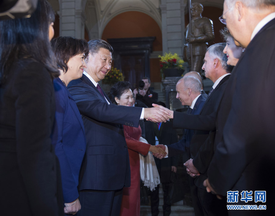 1月15日，國家主席習近平在伯爾尼出席瑞士聯(lián)邦委員會全體委員集體舉行的迎接儀式并致辭。 新華社記者 謝環(huán)馳 攝
