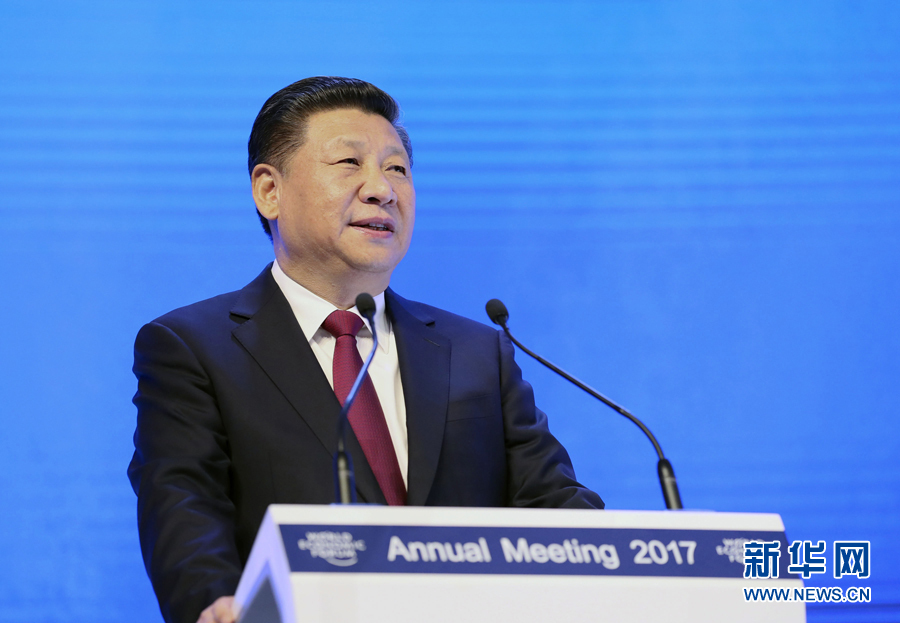 1月17日，國家主席習(xí)近平在瑞士達(dá)沃斯國際會(huì)議中心出席世界經(jīng)濟(jì)論壇2017年年會(huì)開幕式，并發(fā)表題為《共擔(dān)時(shí)代責(zé)任共促全球發(fā)展》的主旨演講。 新華社記者 蘭紅光 攝