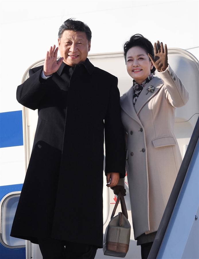 4月4日，國(guó)家主席習(xí)近平乘專(zhuān)機(jī)抵達(dá)赫爾辛基，開(kāi)始對(duì)芬蘭共和國(guó)進(jìn)行國(guó)事訪(fǎng)問(wèn)。這是習(xí)近平和夫人彭麗媛步出艙門(mén)。 新華社記者 饒愛(ài)民 攝 