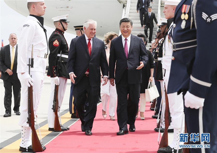 4月6日，國家主席習(xí)近平乘專機(jī)抵達(dá)美國佛羅里達(dá)州，將在海湖莊園同美國總統(tǒng)特朗普舉行中美元首會晤。習(xí)近平和夫人彭麗媛受到美國國務(wù)卿蒂勒森夫婦等熱情迎接。新華社記者 蘭紅光 攝 