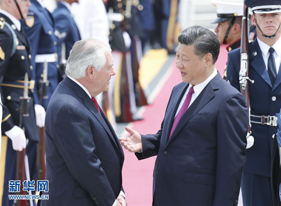 4月6日，國家主席習(xí)近平乘專機(jī)抵達(dá)美國佛羅里達(dá)州，將在海湖莊園同美國總統(tǒng)特朗普舉行中美元首會晤。習(xí)近平和夫人彭麗媛受到美國國務(wù)卿蒂勒森夫婦等熱情迎接。新華社記者 丁林 攝 