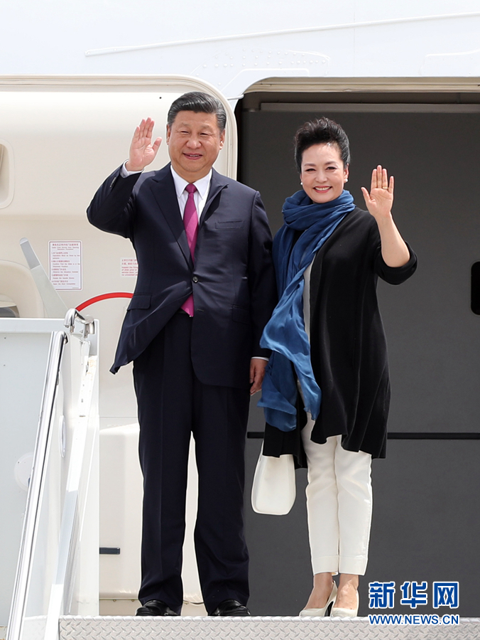 4月6日，國家主席習(xí)近平乘專機(jī)抵達(dá)美國佛羅里達(dá)州，將在海湖莊園同美國總統(tǒng)特朗普舉行中美元首會晤。這是習(xí)近平和夫人彭麗媛步出機(jī)艙。新華社記者 劉衛(wèi)兵 攝 