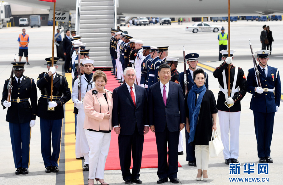 4月6日，國家主席習(xí)近平乘專機(jī)抵達(dá)美國佛羅里達(dá)州，將在海湖莊園同美國總統(tǒng)特朗普舉行中美元首會晤。習(xí)近平和夫人彭麗媛受到美國國務(wù)卿蒂勒森夫婦等熱情迎接。新華社記者 吳曉凌 攝