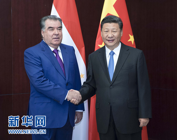 6月9日，國(guó)家主席習(xí)近平在阿斯塔納會(huì)見(jiàn)塔吉克斯坦總統(tǒng)拉赫蒙。新華社記者 李濤 攝