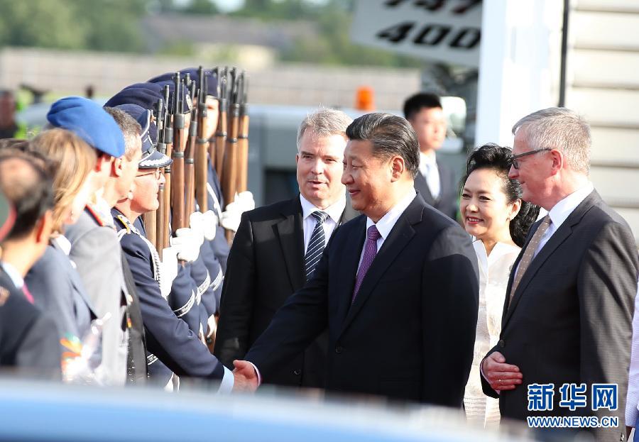 7月4日，國家主席習近平乘專機抵達柏林，開始對德意志聯(lián)邦共和國進行國事訪問。德國政府高級官員在舷梯旁迎接習近平和夫人彭麗媛。新華社記者 姚大偉 攝