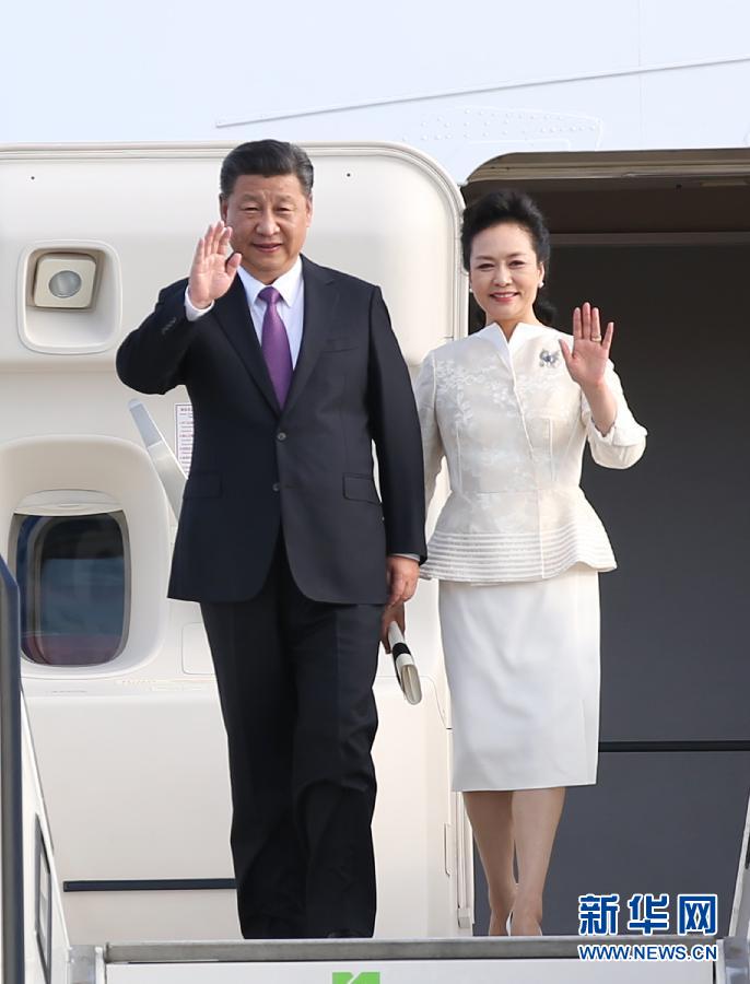 7月4日，國家主席習近平乘專機抵達柏林，開始對德意志聯(lián)邦共和國進行國事訪問。這是習近平和夫人彭麗媛步出艙門。 新華社記者 姚大偉 攝
