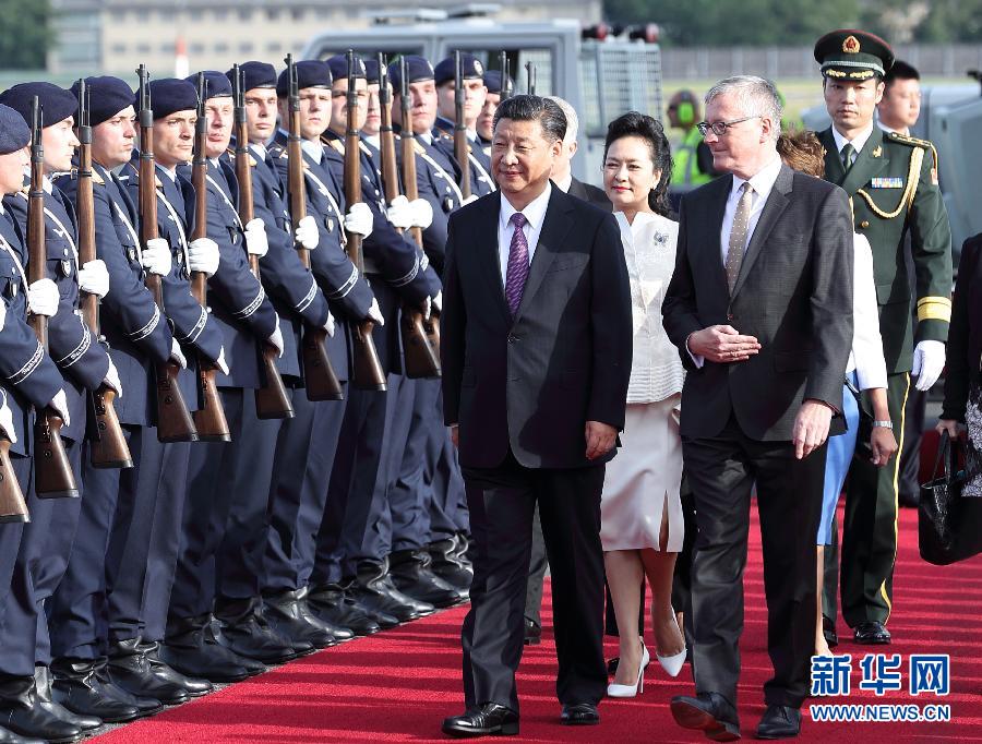 7月4日，國家主席習近平乘專機抵達柏林，開始對德意志聯(lián)邦共和國進行國事訪問。德國政府高級官員在舷梯旁迎接習近平和夫人彭麗媛。新華社記者 王曄 攝
