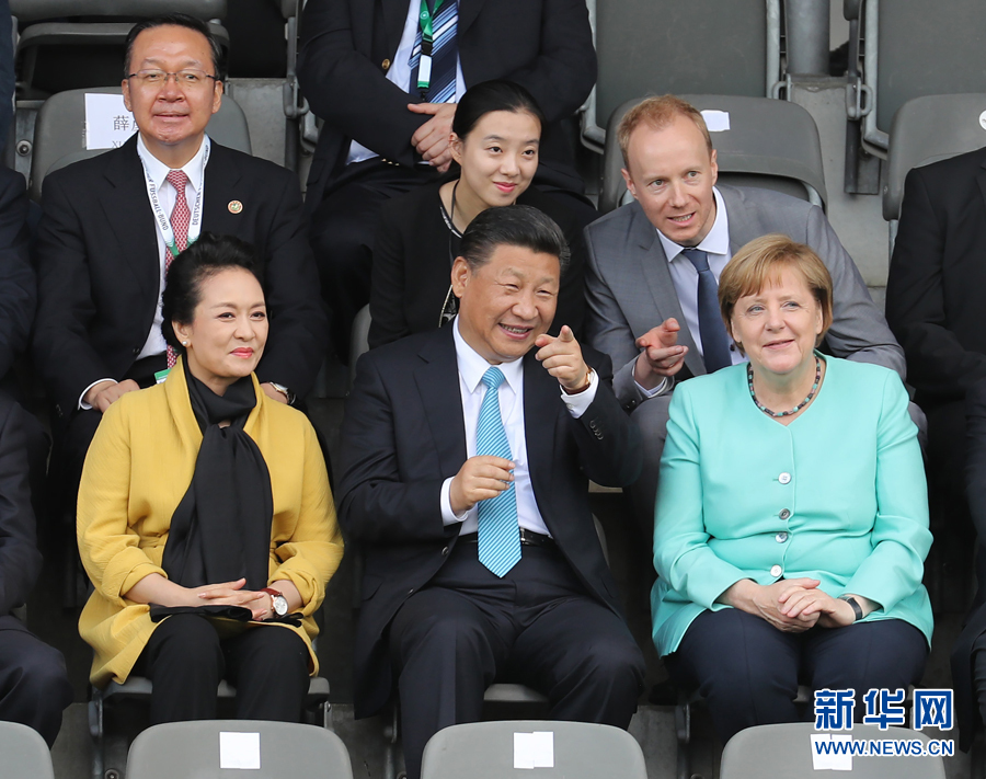 7月5日，國家主席習(xí)近平在柏林同德國總理默克爾共同觀看中德青少年足球友誼賽。這是習(xí)近平和夫人彭麗媛同默克爾在看臺(tái)上。 新華社記者 王曄攝