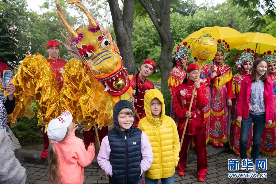 （國際）（8）莫斯科動(dòng)物園為大熊貓&ldquo;如意&rdquo;和&ldquo;丁丁&rdquo;慶生
