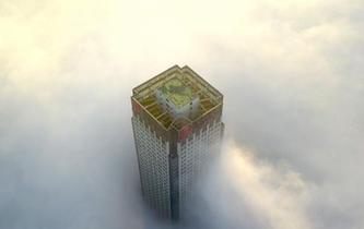 江蘇揚(yáng)州現(xiàn)平流霧 城市建筑如入&ldquo;云端&rdquo;